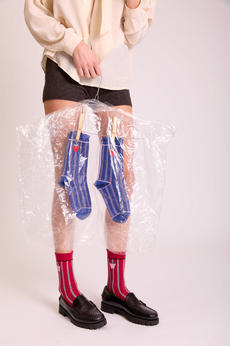 Calzini a righe verticali mattone da donna di Arturo Stories indossati.