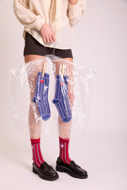 Calzini a righe verticali mattone da donna di Arturo Stories indossati.