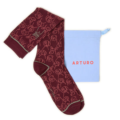Calzini con fantasia cani e gatti color bordeaux, lunghi da uomo di Arturo Stories.
