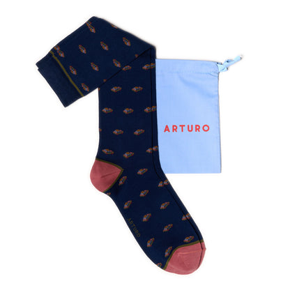 Calzini da corsa lunghe blu da uomo di Arturo Stories. Con fantasia con macchine colorate.