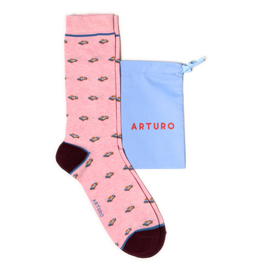 Calzini da corsa corte rosa da uomo di Arturo Stories. Con fantasia con macchine colorate.