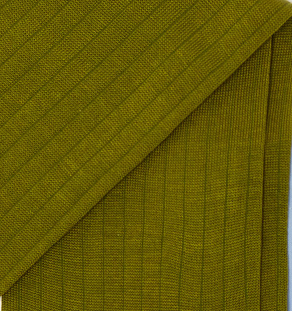 Dettaglio dei calzini a costine verde oliva da uomo di Arturo Stories.