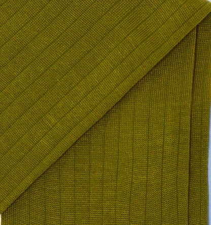 Dettaglio dei calzini a costine verde oliva da uomo di Arturo Stories.