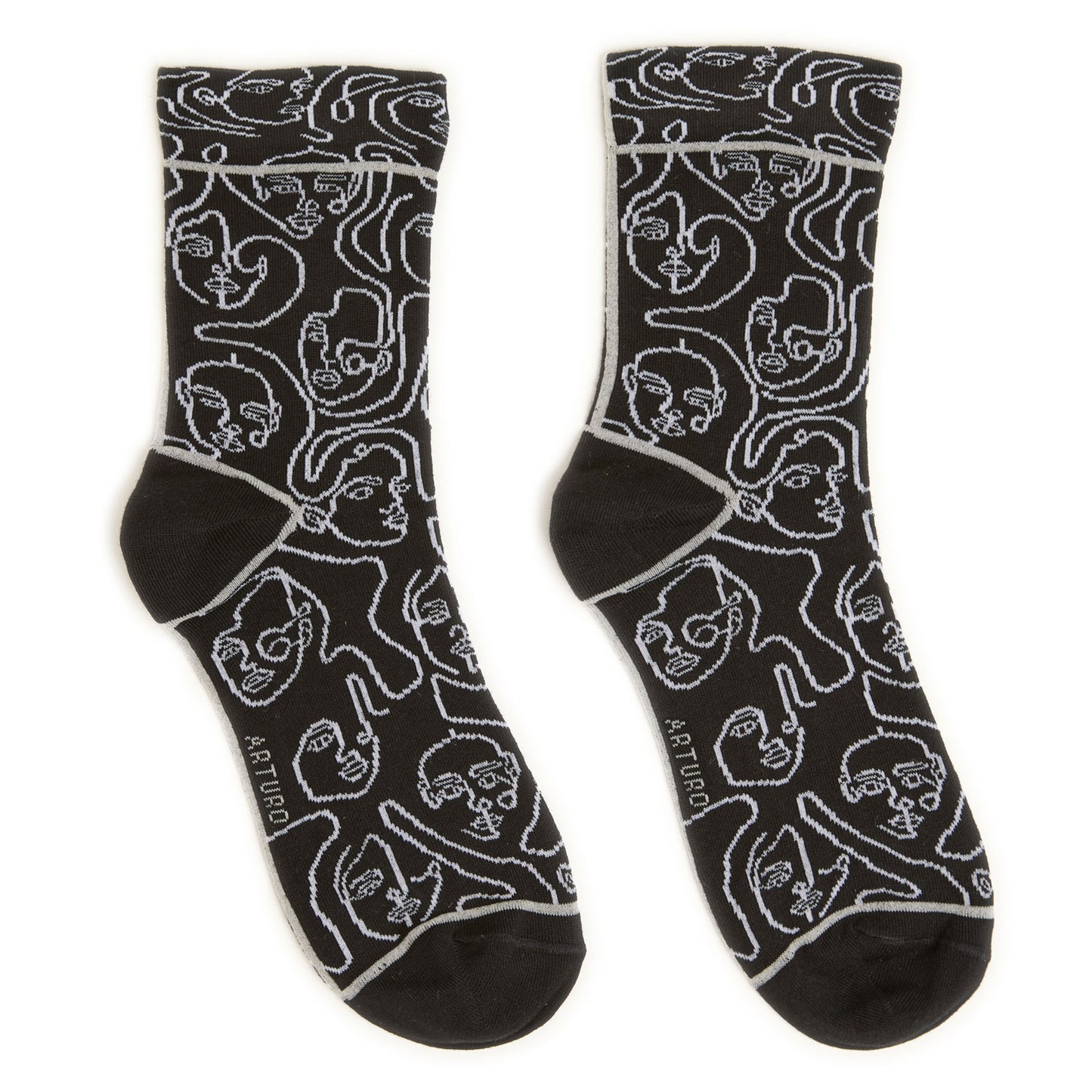 Calzini "Di contorno" con facce ricamate in bianco e nero di Arturo Stories.