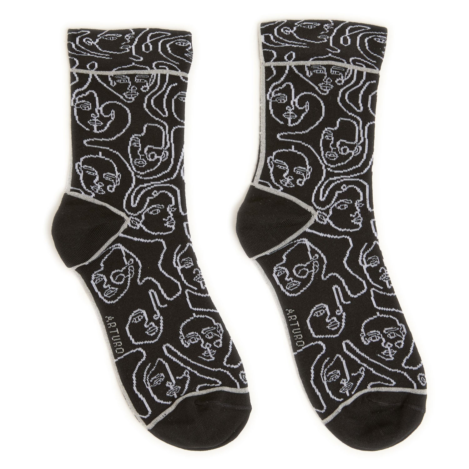 Calzini "Di contorno" con facce ricamate in bianco e nero di Arturo Stories.