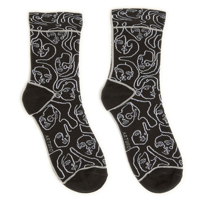 Calzini "Di contorno" con facce ricamate in bianco e nero di Arturo Stories.