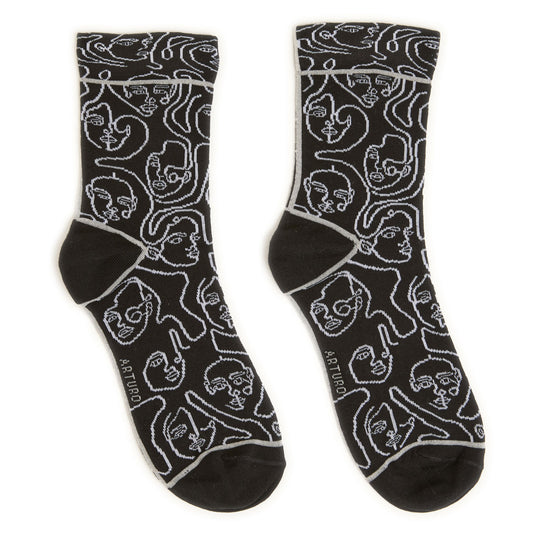 Calzini "Di contorno" con facce ricamate in bianco e nero di Arturo Stories.