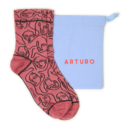 Calzini "Di contorno" rosa con facce ricamate nere di Arturo Stories.