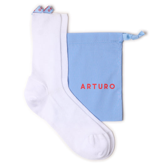 Calzini in filo di scozia bianchi "Peso piuma" da donna di Arturo Stories. In tinta unita e 100% cotone. Con etichetta ricamata sul retro.
