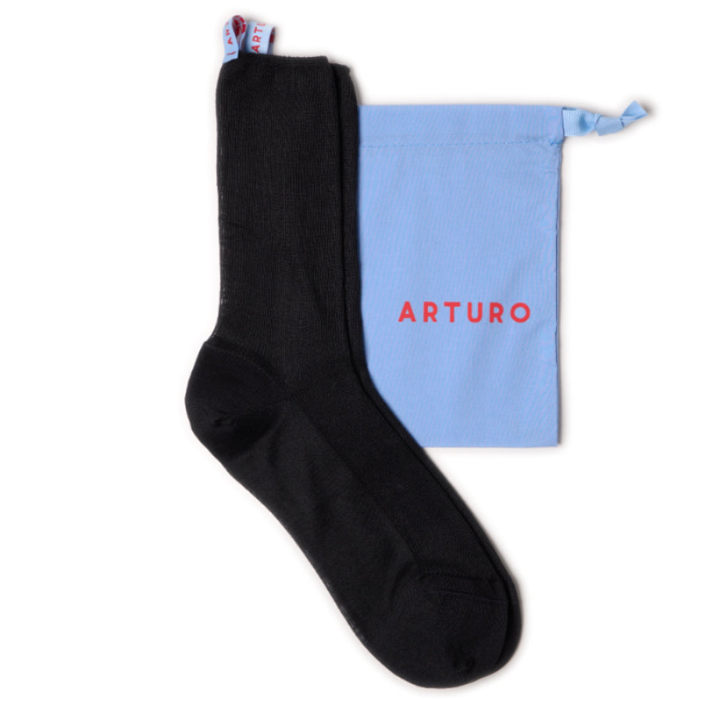 Calzini in filo di scozia neri "Peso piuma" da donna di Arturo Stories. In tinta unita e 100% cotone. Con etichetta ricamata sul retro.