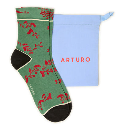 Calzini a Fiori con fondo verde e fantasia floreale rossa da donna di Arturo Stories. 