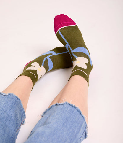 Calzini verde oliva "Fiorucci" da donna di Arturo Stories indossati.