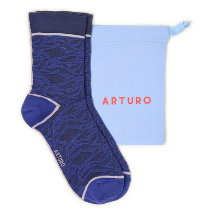 Calzini "In volo" ricamati con uccellini blu da donna di Arturo Stories.