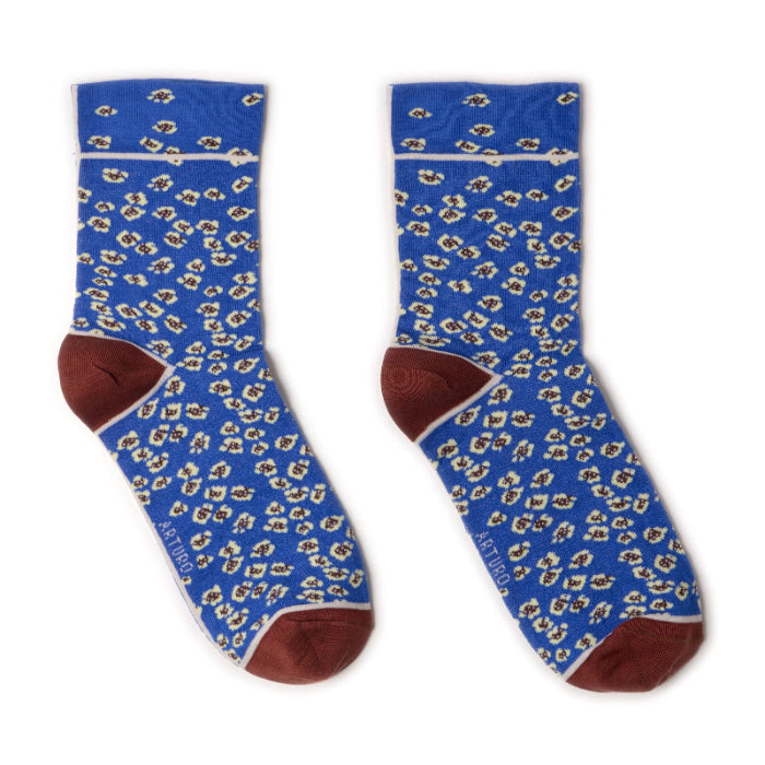 Calzini maculati blu da donna di Arturo Stories. Con fondo bluette, piccoli fiori bianchi, punta e tallone marroni e profilo bianco.