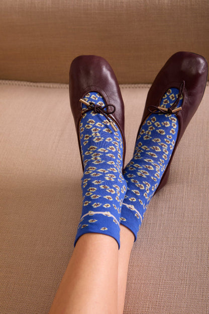 Calzini maculati blu da donna di Arturo Stories indossati da una modella.