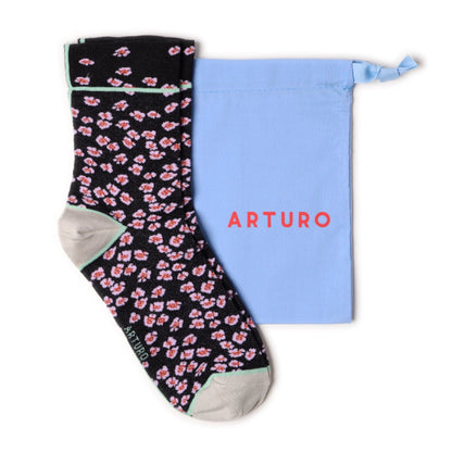 Calzini maculati neri da donna di Arturo Stories. Con fondo nero, piccoli fiori rosa, punta e tallone bianco perla e profilo menta.