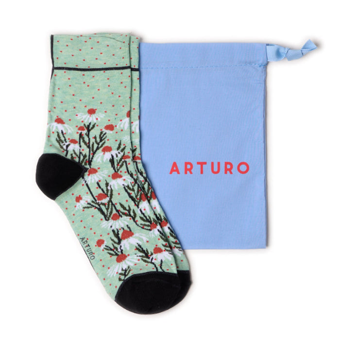 Calzini con margherite verde menta da donna di Arturo Stories. Con fiori bianchi, punta e tallone neri e profilo nero lungo il retro della gamba.