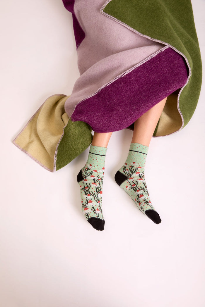 Calzini con margherite verde menta da donna di Arturo Stories indossati da una modella.