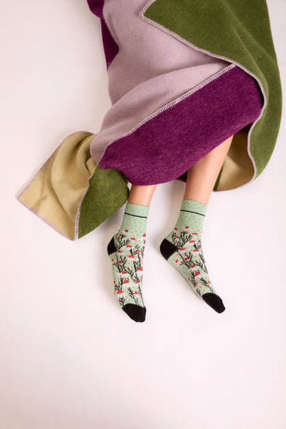 Calzini con margherite verde menta da donna di Arturo Stories indossati da una modella.