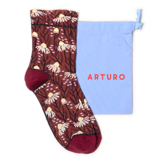 Calzini con margherite color nocciola da donna di Arturo Stories.