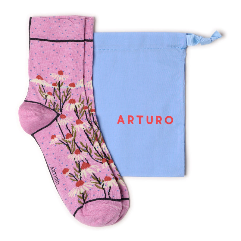 Calzini con margherite rosa da donna di Arturo Stories. Con fiori bianchi, punta e tallone rosa e profilo nero lungo il retro della gamba.