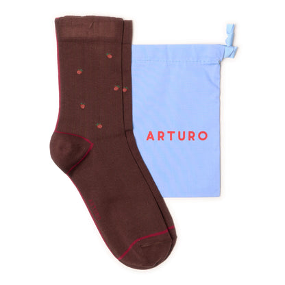 Calzini a costine marroni da donna di Arturo Stories. Con fantasia a fragole rosse ricamate.