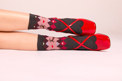 Calzini di Natale da donna di Arturo Stories indossati. In tinta unita antracite, con punta e tallone grigio perla e profilo bordeaux.