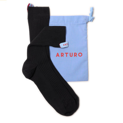 Calzini neri da donna a costine in viscosa setosa di Arturo Stories.