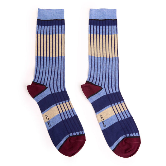 Calzini "Organetto" color celeste cielo da uomo. Con righe orizzontali gialle, blu e celesti, righe verticali blu.