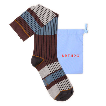 Calzini "Organetto" a righe color marrone cacao da uomo di Arturo Stories. Con righe orizzontali marroni, bianche, celesti e righe verticali nere.