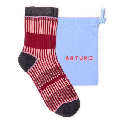 Calzini "Organetto" a righe rubino, grigio lurex e panna, da donna di Arturo Stories. 