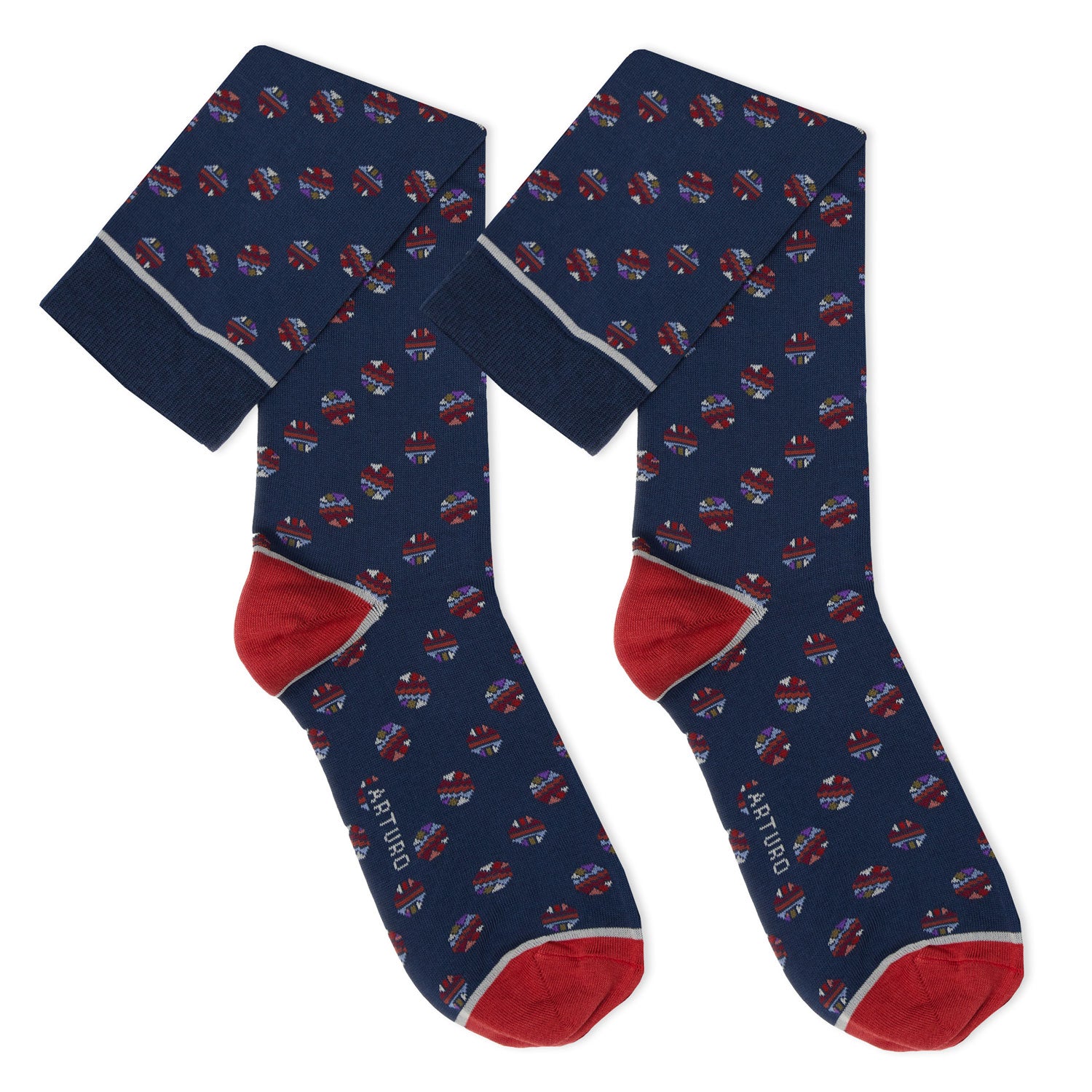 Calzini fantasia nel pallone blu da uomo di Arturo Stories. Con palloni colorati, punta e tallone rosso e profilo bianco. 