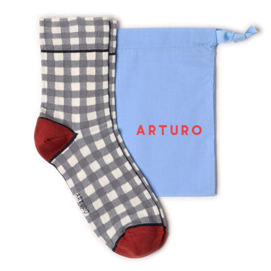 Calzini a quadretti Vichy da donna di Arturo Stories. Quadri in bianco e grigio con punta e tallone color mattone e profilo nero.