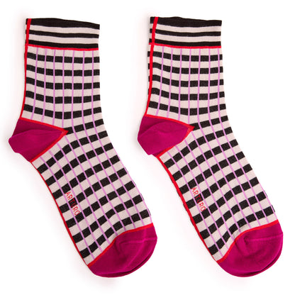 Calzini corti a righe orizzontali bianche e nere da donna di Arturo Stories. 