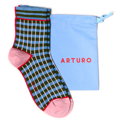 Calzini corti a righe orizzontali celesti e oliva da donna di Arturo Stories.