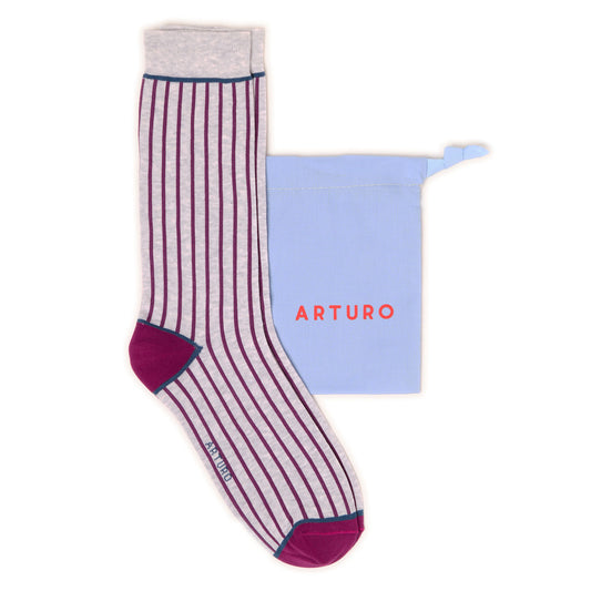 Calzini "Riga dritto" corti da uomo di Arturo Stories. Fantasia a righe verticali viola su fondo grigio chiaro.