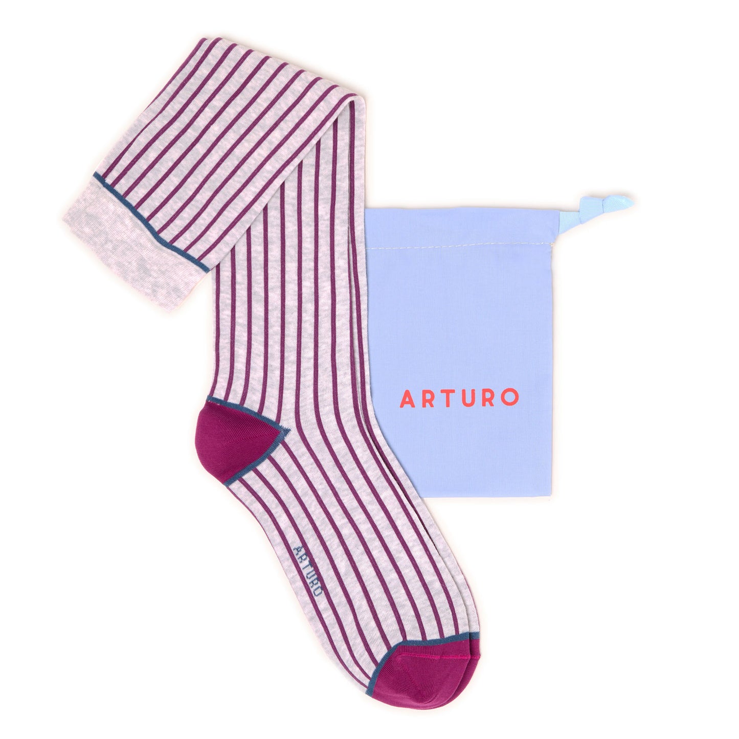 Calzini "Riga dritto" lunghi da uomo di Arturo Stories. Fantasia a righe verticali viola su fondo grigio chiaro.