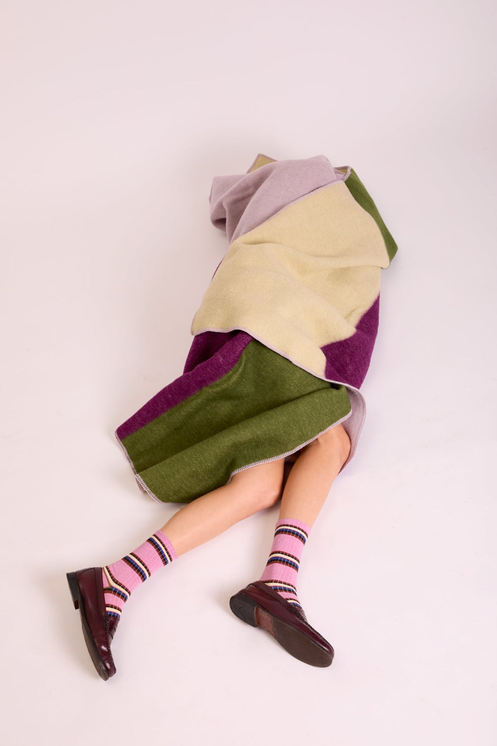 Calzini a righe orizzontali rosa "Rigoroso" da donna di Arturo Stories indossati da una modella.