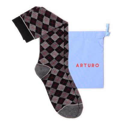Calzini scozzesi "Argyle" antracite lunghi da donna. di Arturo Stories. Con rombi grigi e neri, con filo rosso.