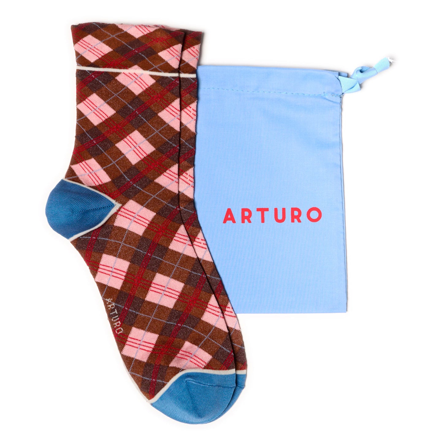 Calzini scozzesi marroni da donna di Arturo Stories. In filo di scozia, con rombi marroni e rosa, punta e tallone azzurri, profilo bianco.