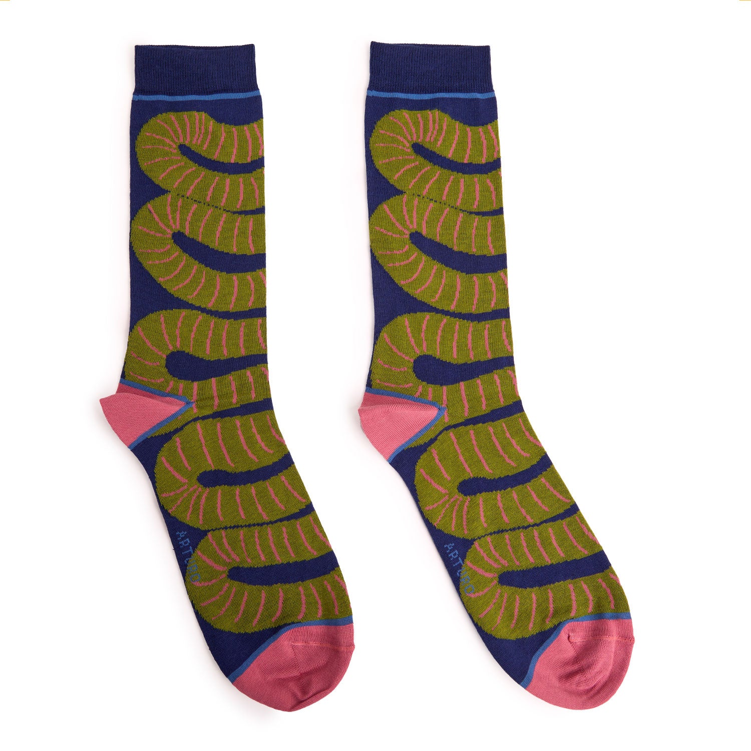 Calzini con fantasia a serpentina corti da uomo di Arturo Stories. Dettagli verde oliva su fondo blu.