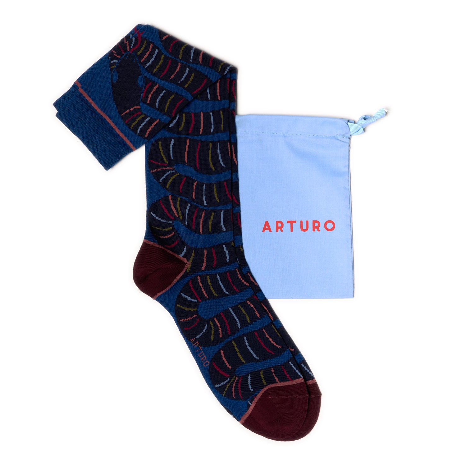 Calzini con fantasia a serpentina lunghi da uomo. Fondo blu, con punta e tallone bordeaux.