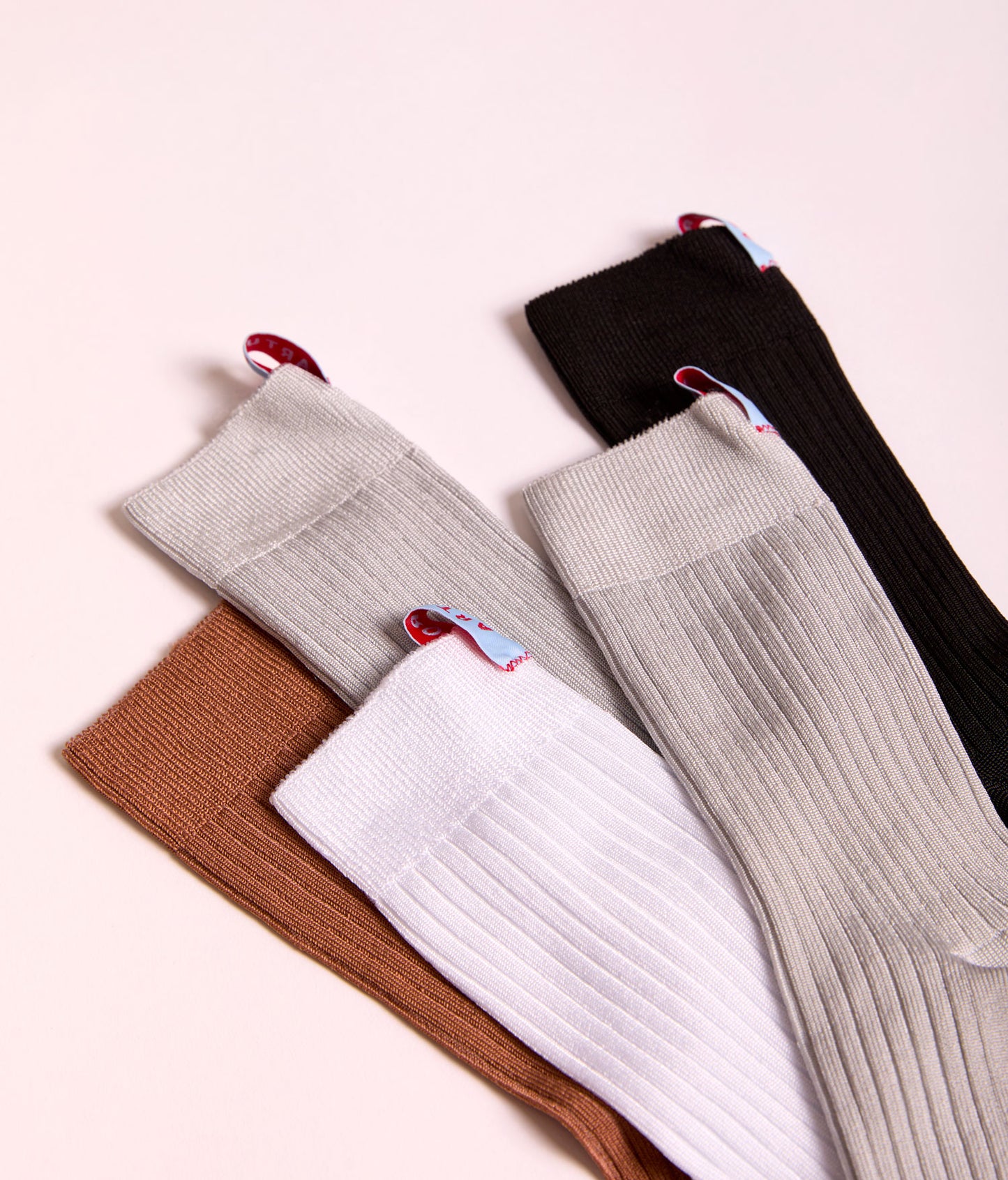 Tutti i nuovi calzini da donna a costine in viscosa effetto seta di Arturo Stories. Bianchi, neri, grigio perla, nocciola.