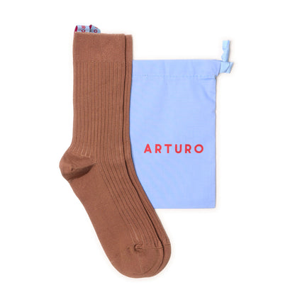Calzini a costine da donna color nocciola in viscosa setosa di Arturo Stories.
