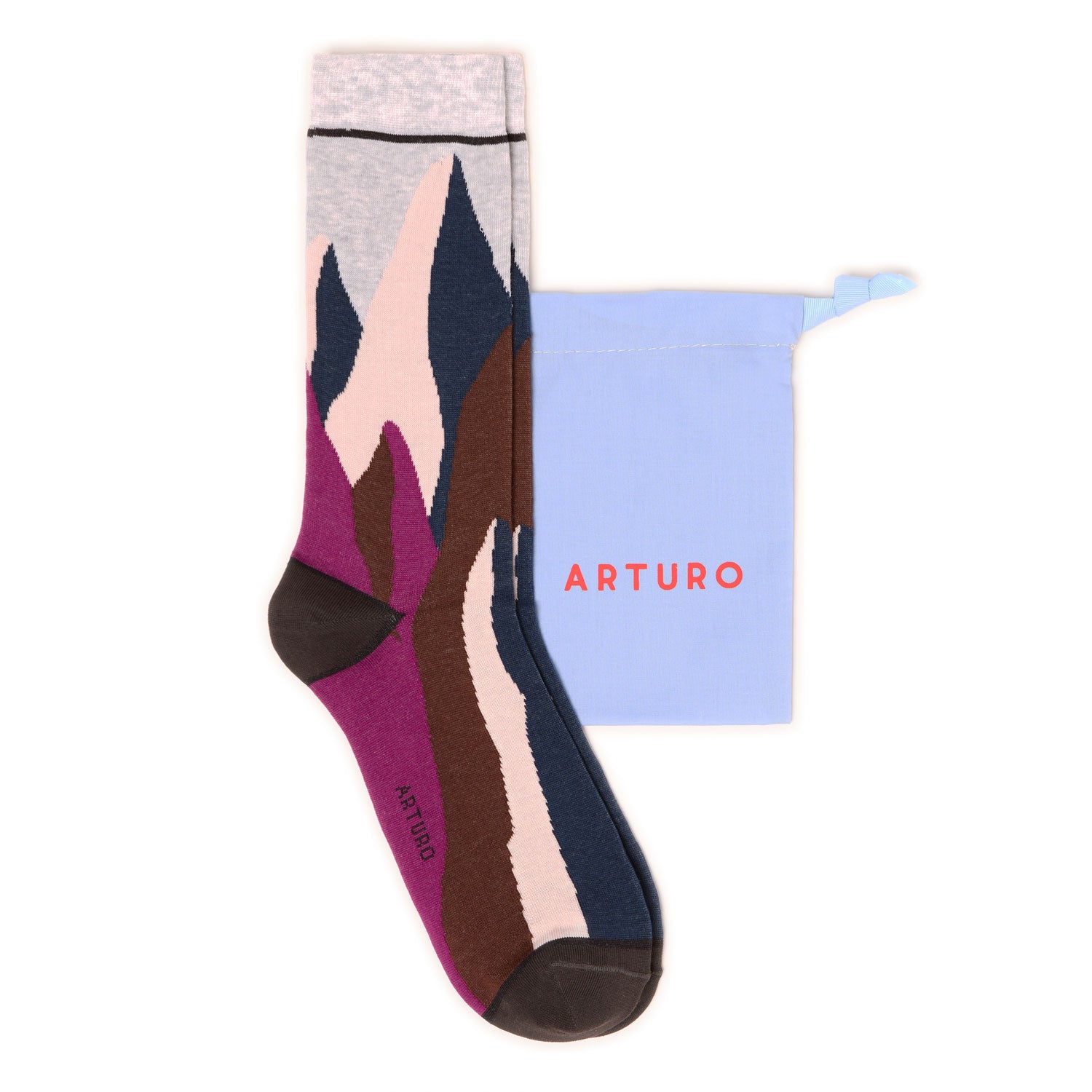 Calzini "Svetta in alto" lunghi da uomo di Arturo Stories. Montagne e sole ricamati su fondo grigio chiaro.