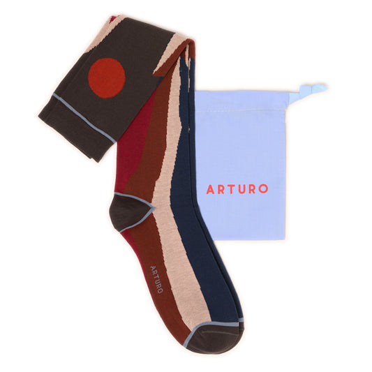 Calzini "Svetta in alto" lunghi da uomo di Arturo Stories. Montagne e sole ricamati su fondo antracite.