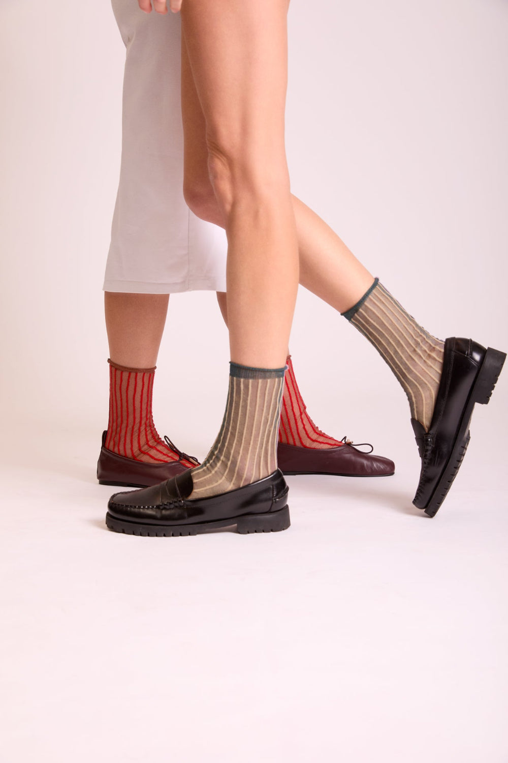 Calzini trasparenti verde acqua "Riga dritto" da donna di Arturo Stories indossati.