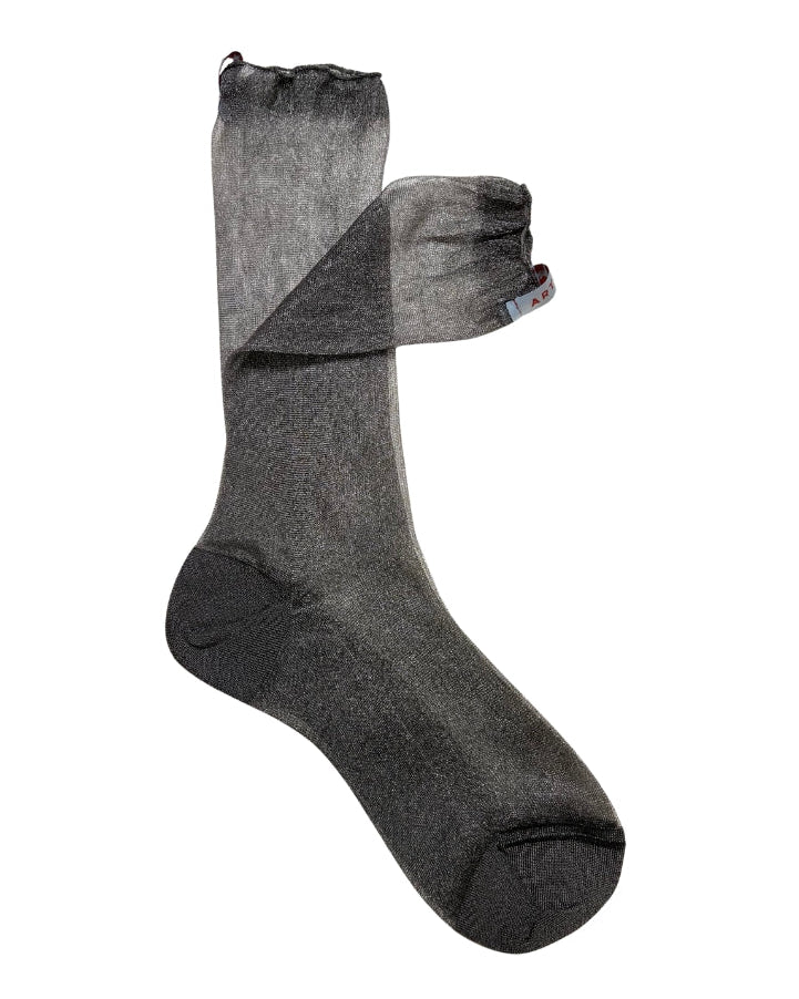 Calzini velati grigi da donna di Arturo Stories. Trasparenti effetto seta, con etichetta di tessuto cucita sul retro della gamba. Eleganti da sera.