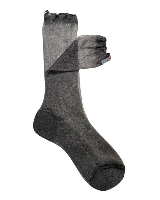 Calzini velati grigi da donna di Arturo Stories. Trasparenti effetto seta, con etichetta di tessuto cucita sul retro della gamba. Eleganti da sera.