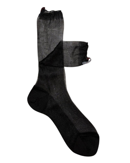 Calzini velati neri da donna di Arturo Stories. Trasparenti effetto seta, con etichetta di tessuto cucita sul retro della gamba. Eleganti da sera.